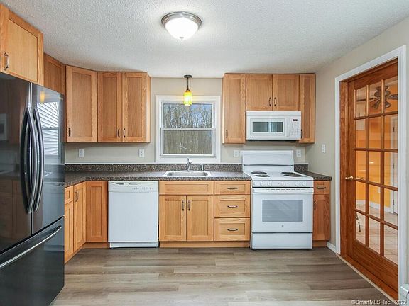 4th image of 36 Myrna Dr
