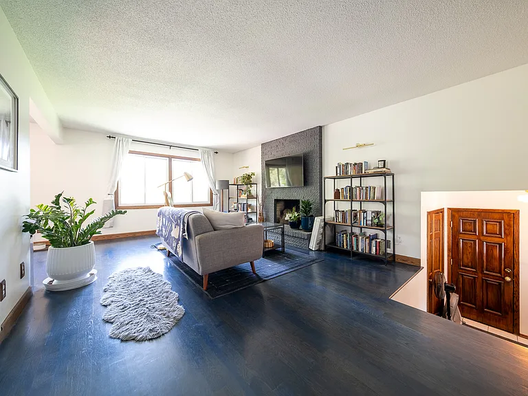 1581 Woodside Ct NE — Photo 3