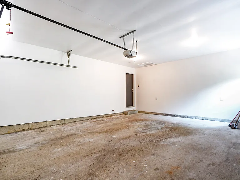 1713 Phillbrook Cres — Photo 44
