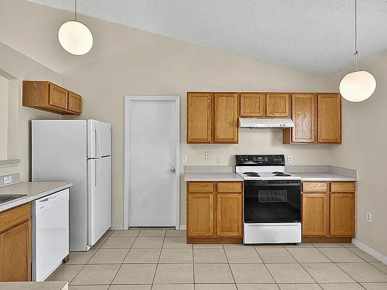 75 London Dr — Photo 4