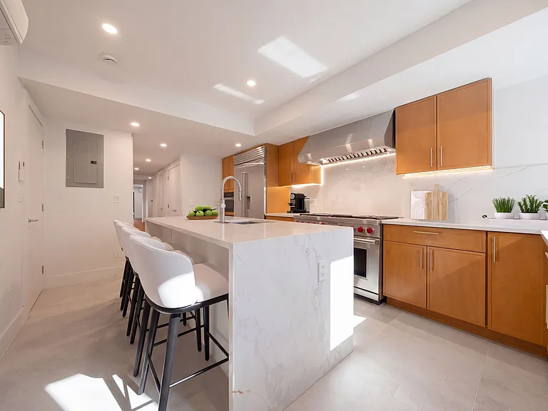 233 E 60th St #1A — Photo 3