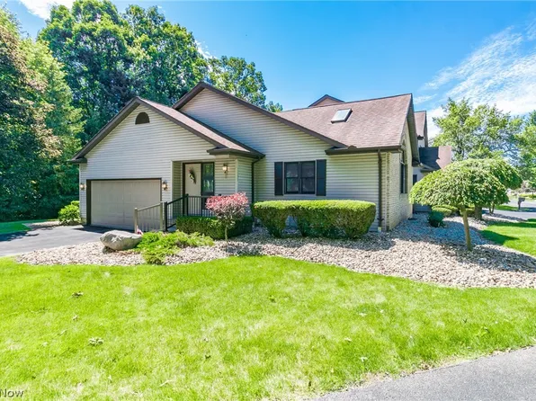 1151 Surrey Point Dr SE, Warren, OH 44484