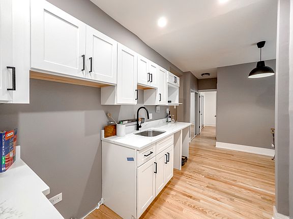 3rd image of 626 W Stratford Pl #E2