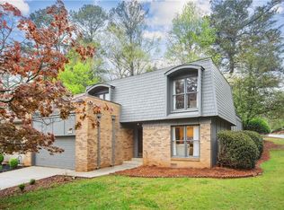220 Leeward Ln, Roswell, GA 30076