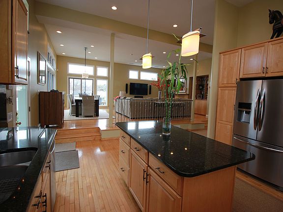 5th image of 72 Charlotte Dr