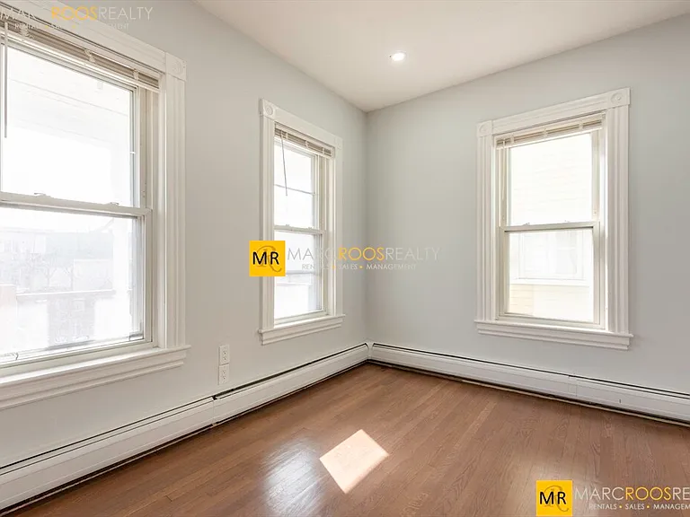 106 Byron St #1 — Photo 8