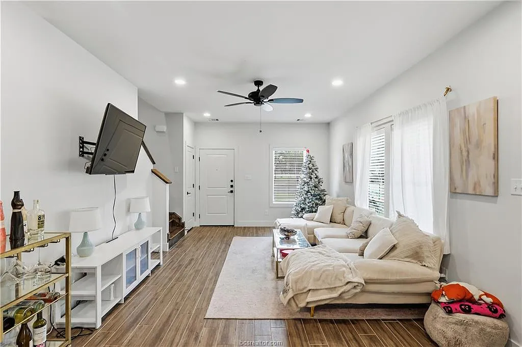 4 bed, 4.5 bath, 2354 sqft, $3,900 — Photo 4