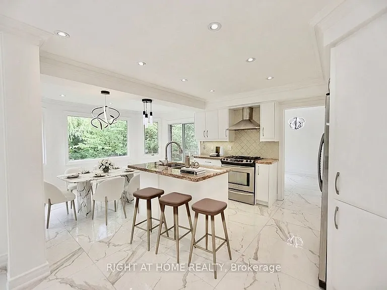 89 W Yonge Blvd NW — Photo 9