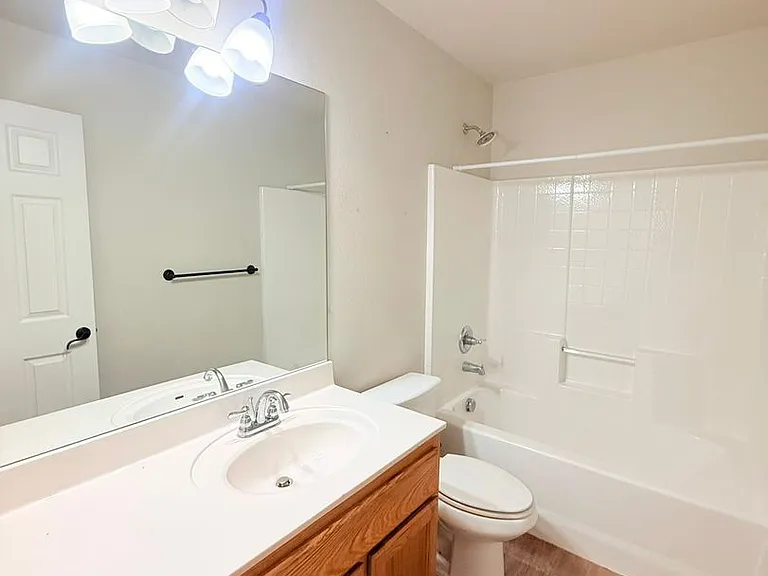 1203 E Avenue G — Photo 9
