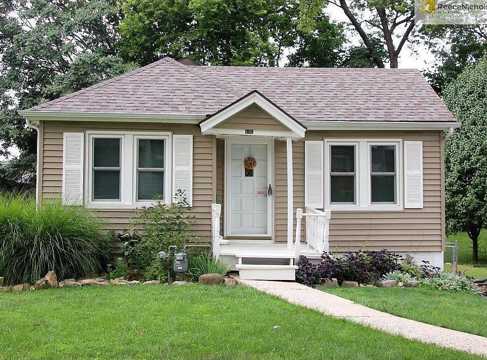 Charming 2 bedroom bungalow style home