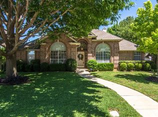 800 Tradonna Ln, Hurst, TX 76054
