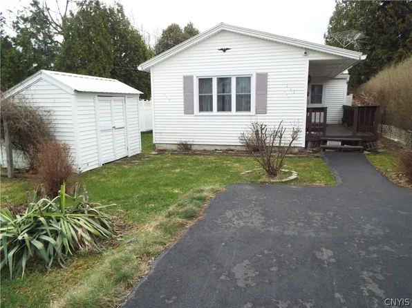 111 Bennett St, East Syracuse, NY 13057