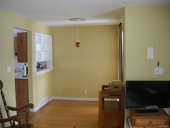 3rd image of 928 Woodstock Ave