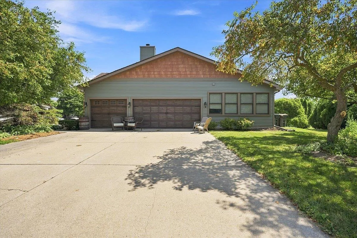 4 bed, 4.5 bath, 4593 sqft, $5,500 — Photo 4