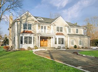 30 Carriage House Ln, Mamaroneck, NY 10543