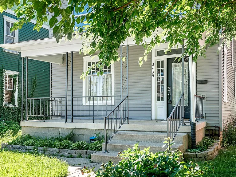 2435 Summit St — Photo 4