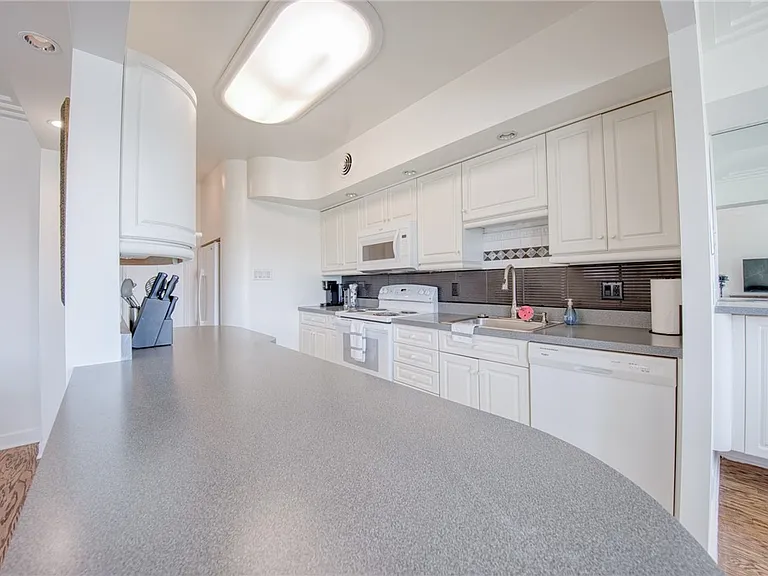 320 Fort Duquesne Blvd #26N — Photo 17
