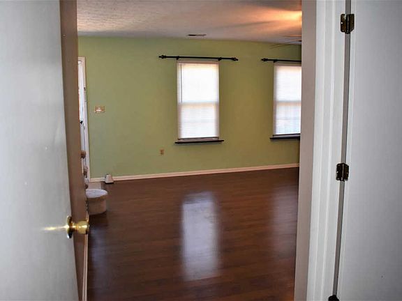3rd image of 13 Queens Ct #13