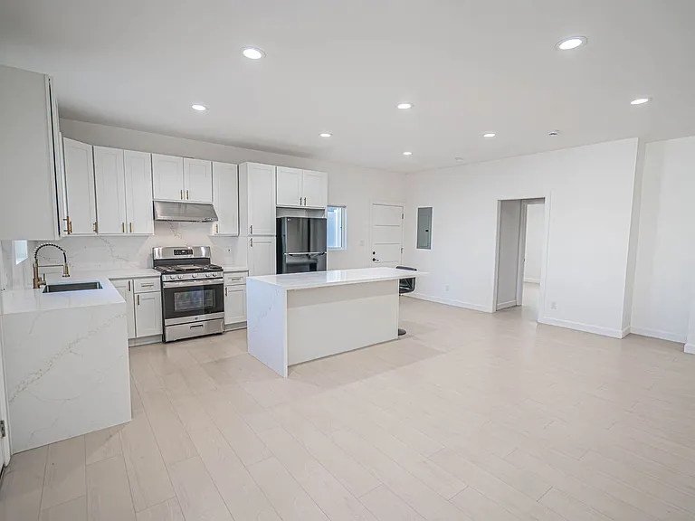 10941 Amestoy Ave — Photo 3