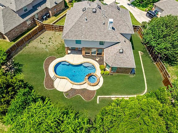 3rd image of 812 Wooded Trail Dr