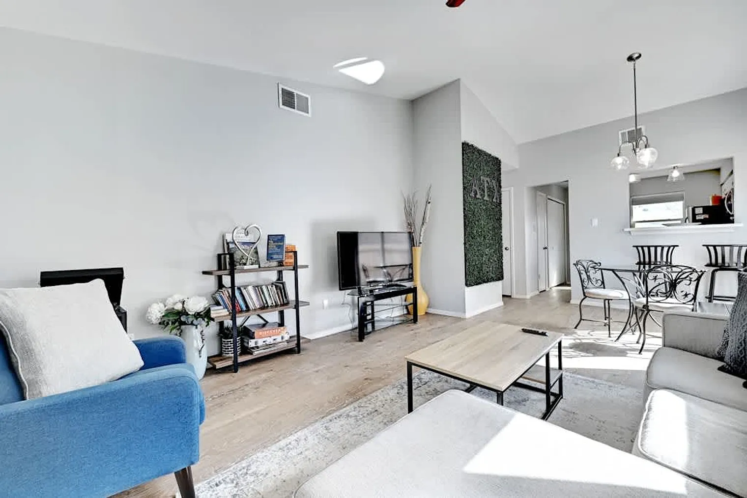 2 bed, 1.0 bath, 861 sqft, $2,564 — Photo 4
