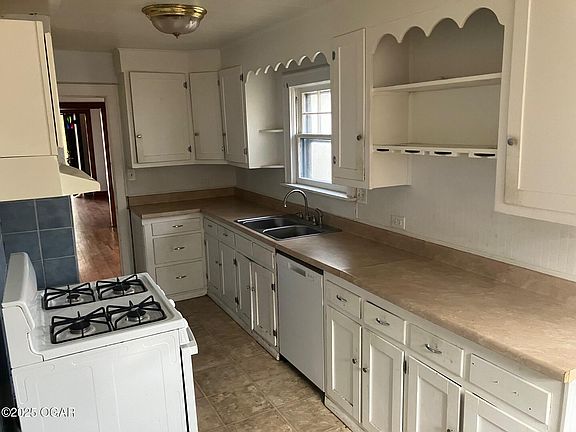 5th image of 823 Hearrell St