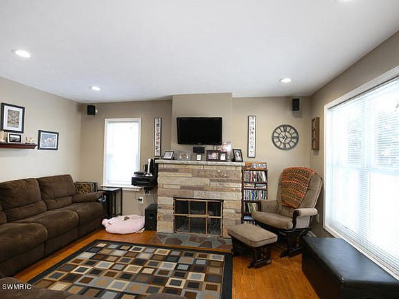 2nd image of 3012 Jeanlin Dr SE