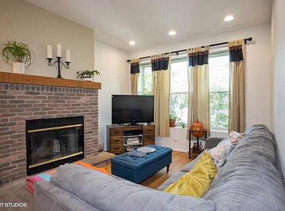 2nd image of 3949 N Saint Louis Ave #2