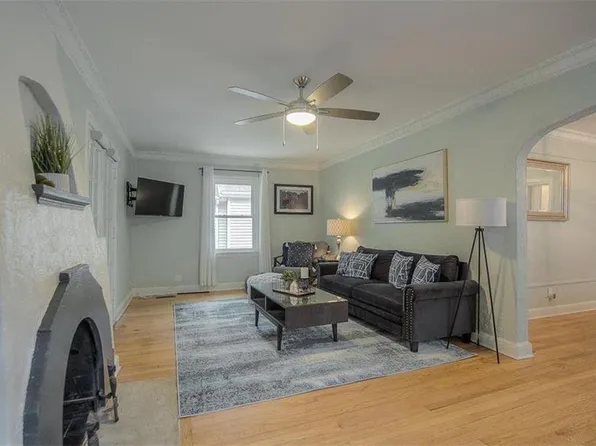 7136 Oak St, Kansas City, MO 64114