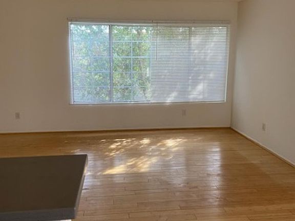 5th image of 18640 Collins St APT 211