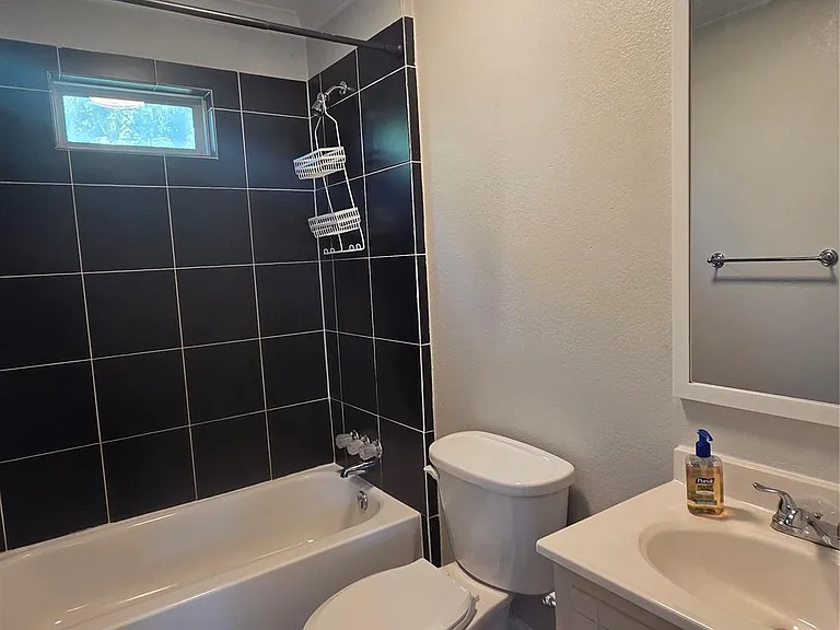 2740 Burlington Blvd — Photo 11