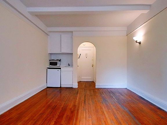 4th image of 11 Waverly Pl APT 10H
