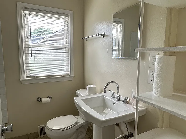 2945 Burdette St — Photo 10