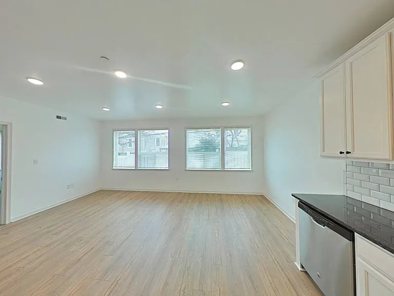 4114 Lauriston Street — Photo 21