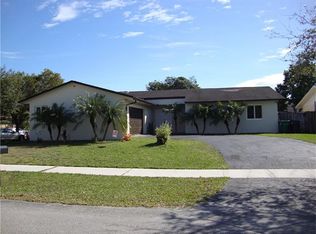 19605 Sw 87 Place, Miami, FL 33157