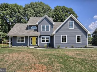 10 Rolling Meadow Rd, Lebanon, PA 17046