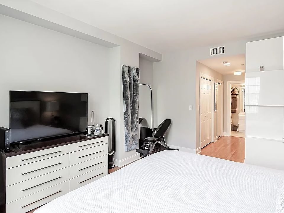 1st image of 1311 S Beverly Glen Blvd #201