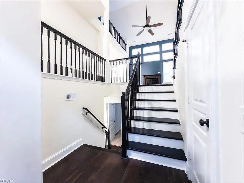 4 bed, 2.5 bath, 2300 sqft, $3,600 — Photo 3