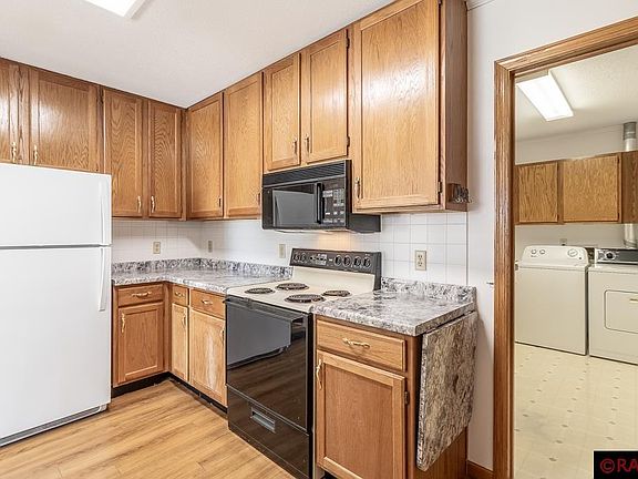 5th image of 10 E Ottawa St