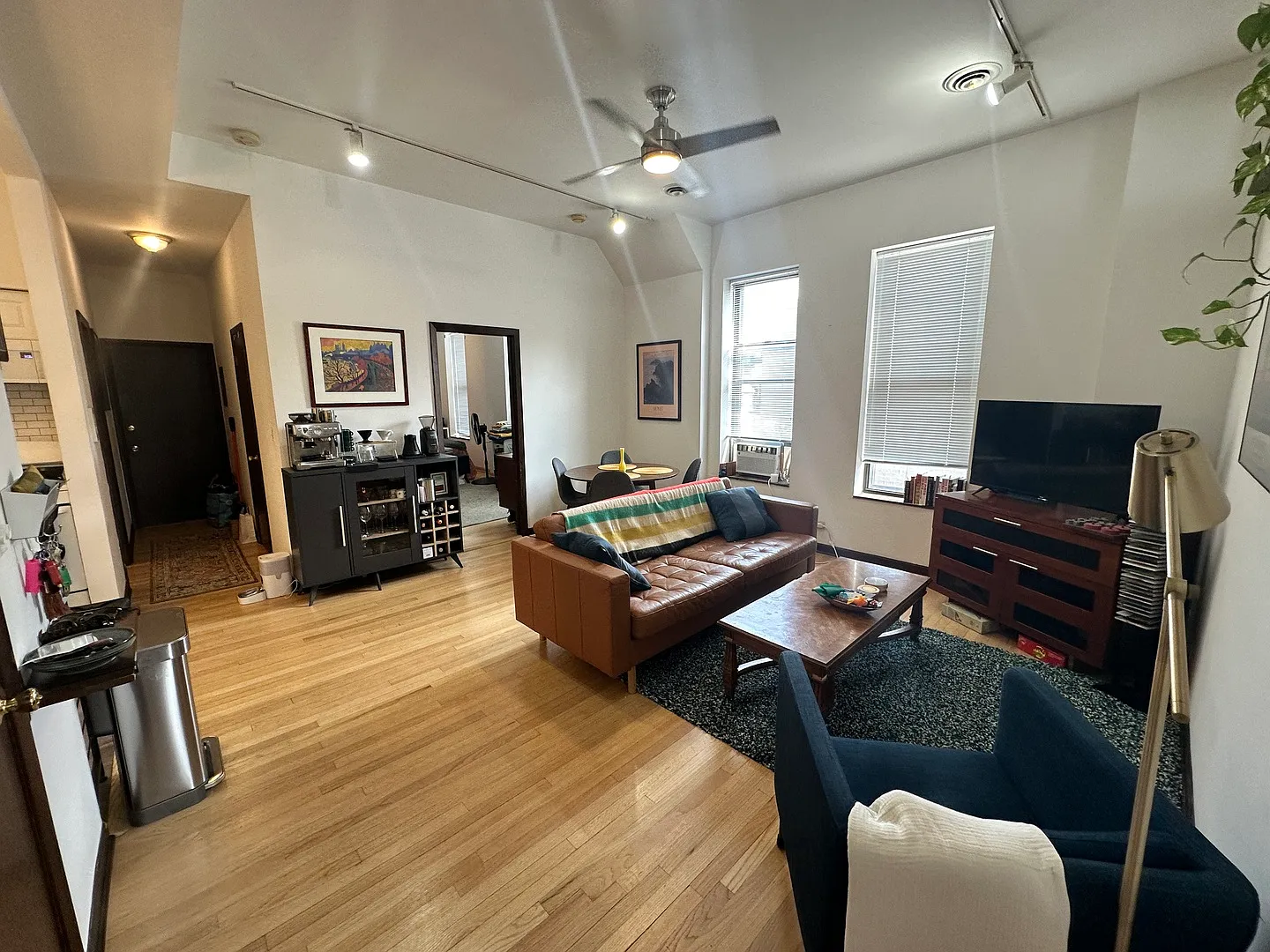 2 bed, 900 sqft, $2,400 — Photo 3