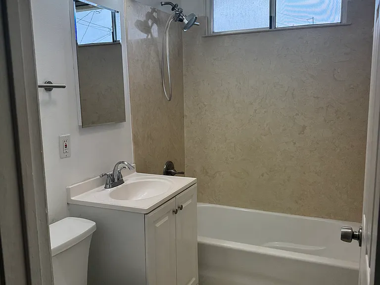 904 Crespi Dr — Photo 7