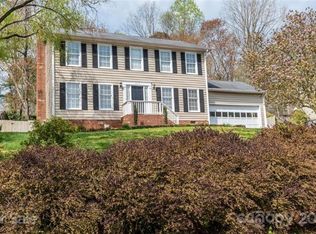 6077 Gold Creek Estate Dr, Hickory, NC 28601