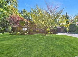92 Barnyard Ln, Roslyn Heights, NY 11577