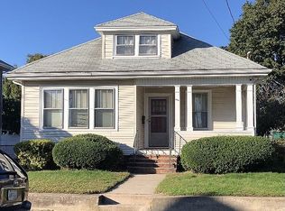 160 Hunts Ave, Pawtucket, RI 02861