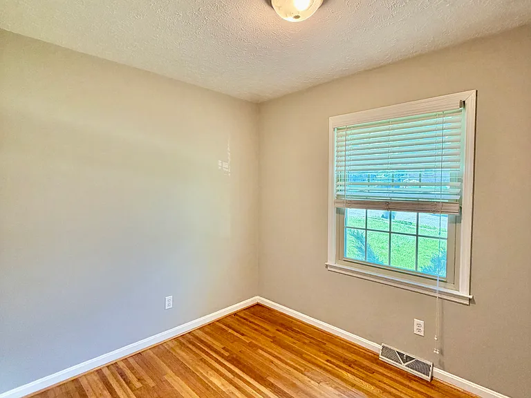 3339 Sutherland Dr — Photo 17