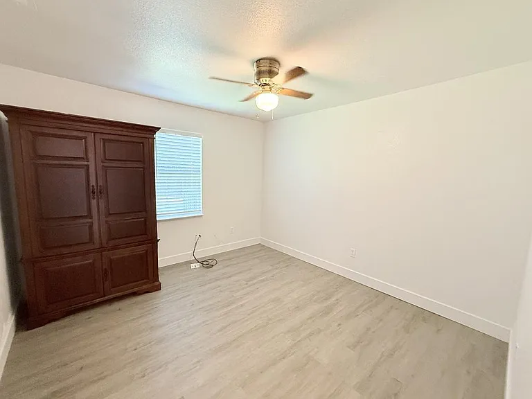 610 W Avenue B — Photo 22