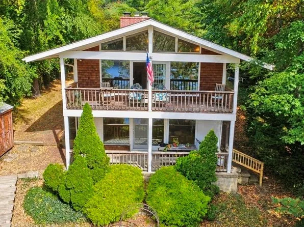 39 Thurston Dr, Hope Valley, RI 02832