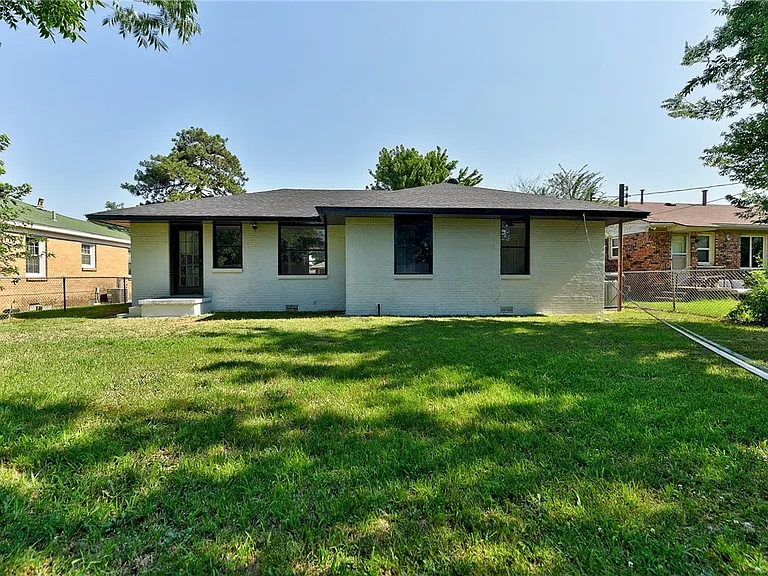 1622 Oxford Way — Photo 16