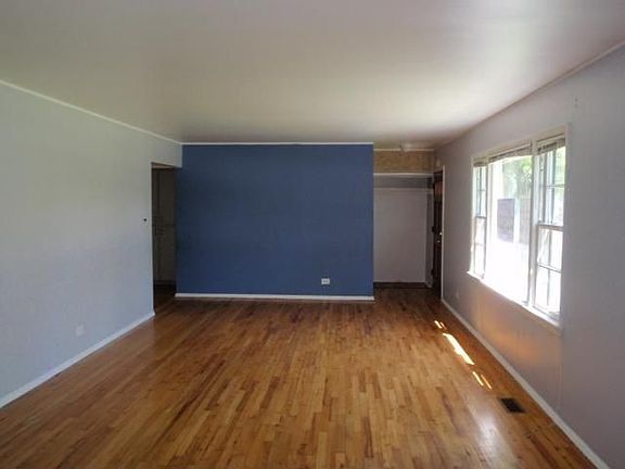 4th image of 90 Bradley Ln