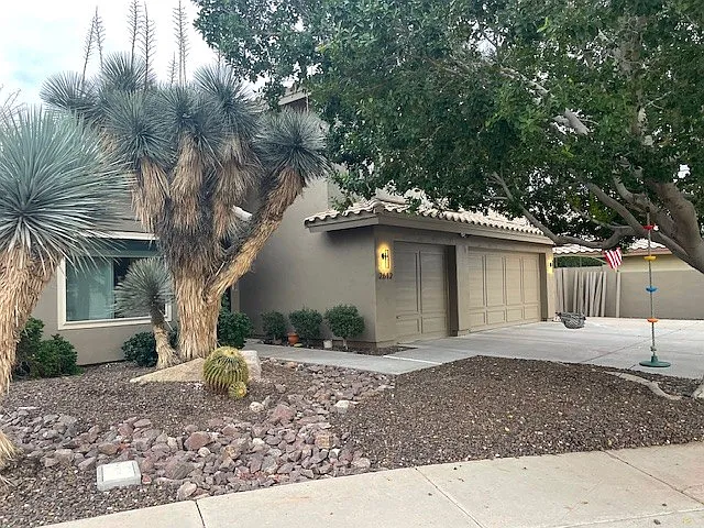2612 E Verbena Dr — Photo 3